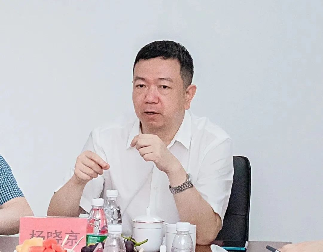 DƬ